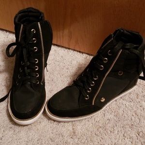 Black wedge tennis shoes